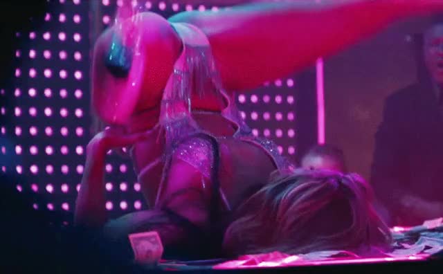 Jennifer Lopez shaking her pussy on stage