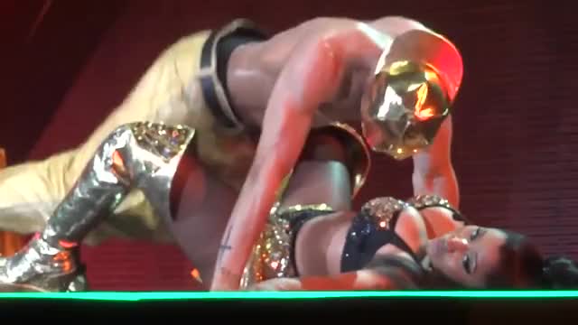 Nicki Minaj - Anaconda ( LIVE HD )