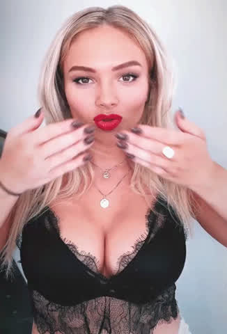 Blonde Celebrity Cleavage Kiss Natural Tits clip