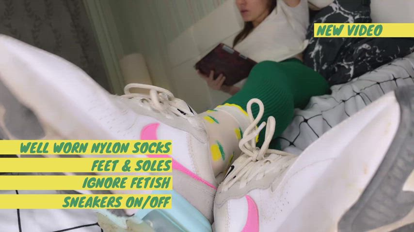 Nylon socks. Foot ignore